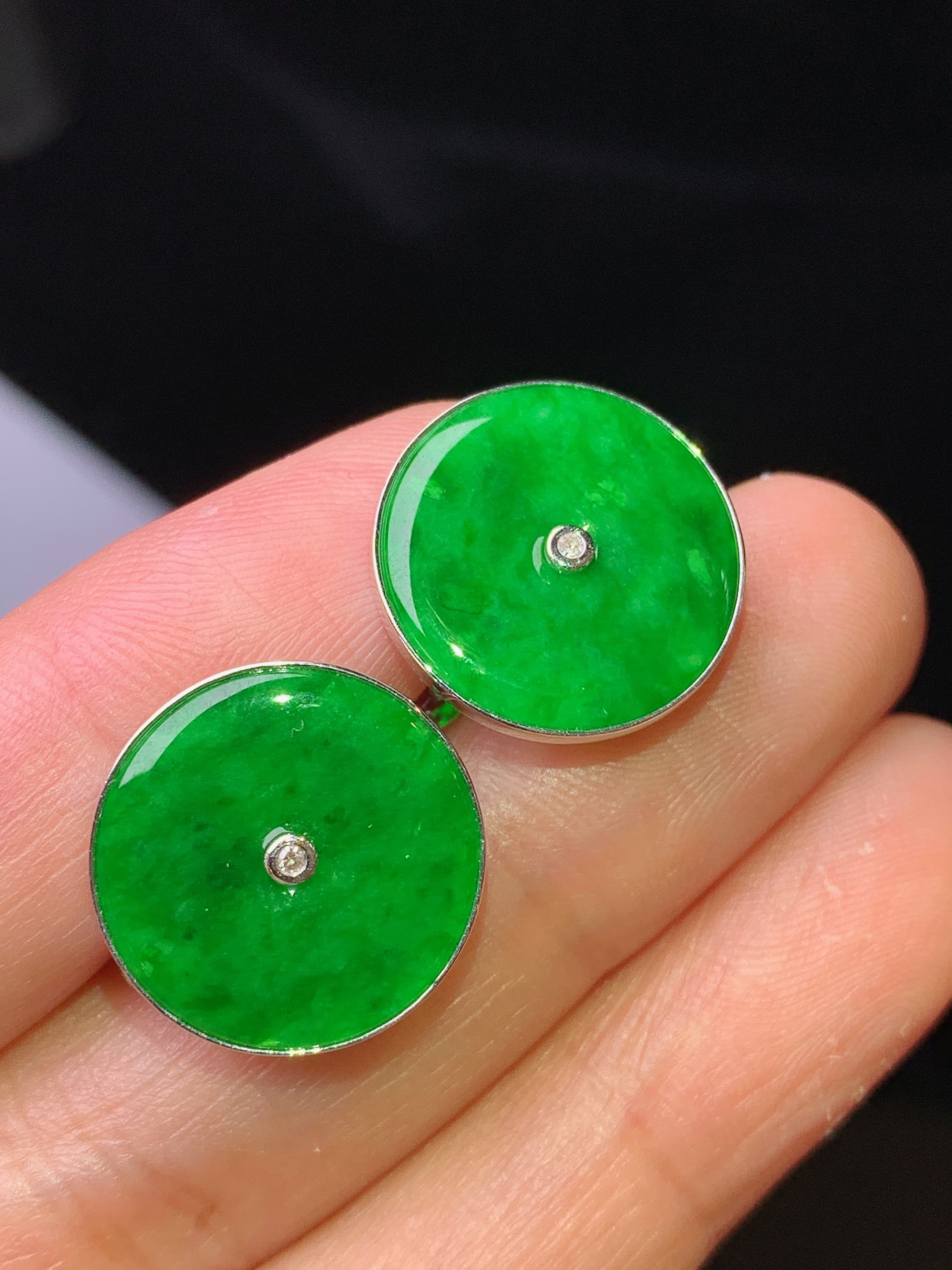 18k金镶嵌满绿平安扣吊坠 玉质细腻 色泽艳丽清新 水润亮眼 裸石尺寸15.5*2