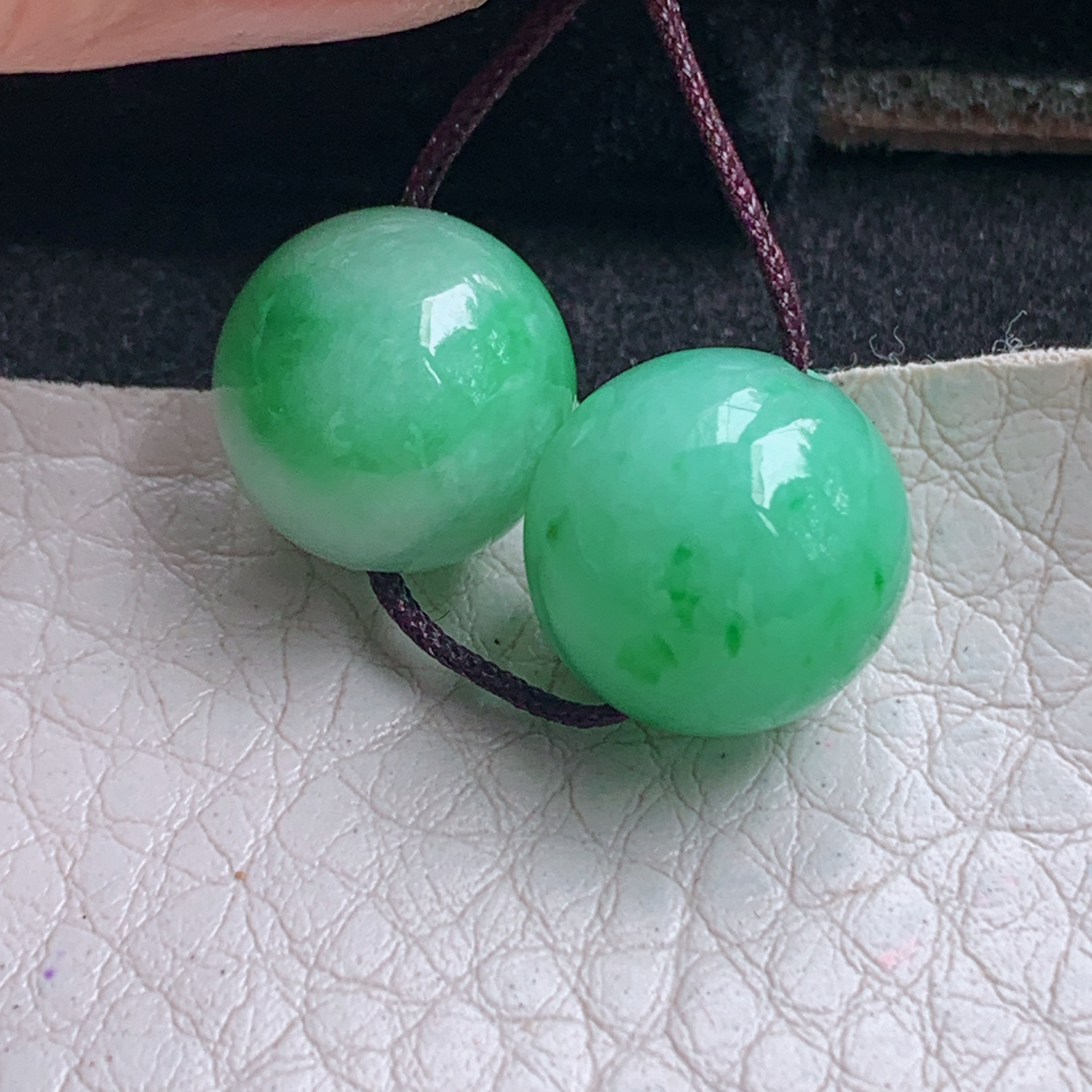 py实拍12mm 缅甸翡翠胶感饱满辣绿圆珠一对！