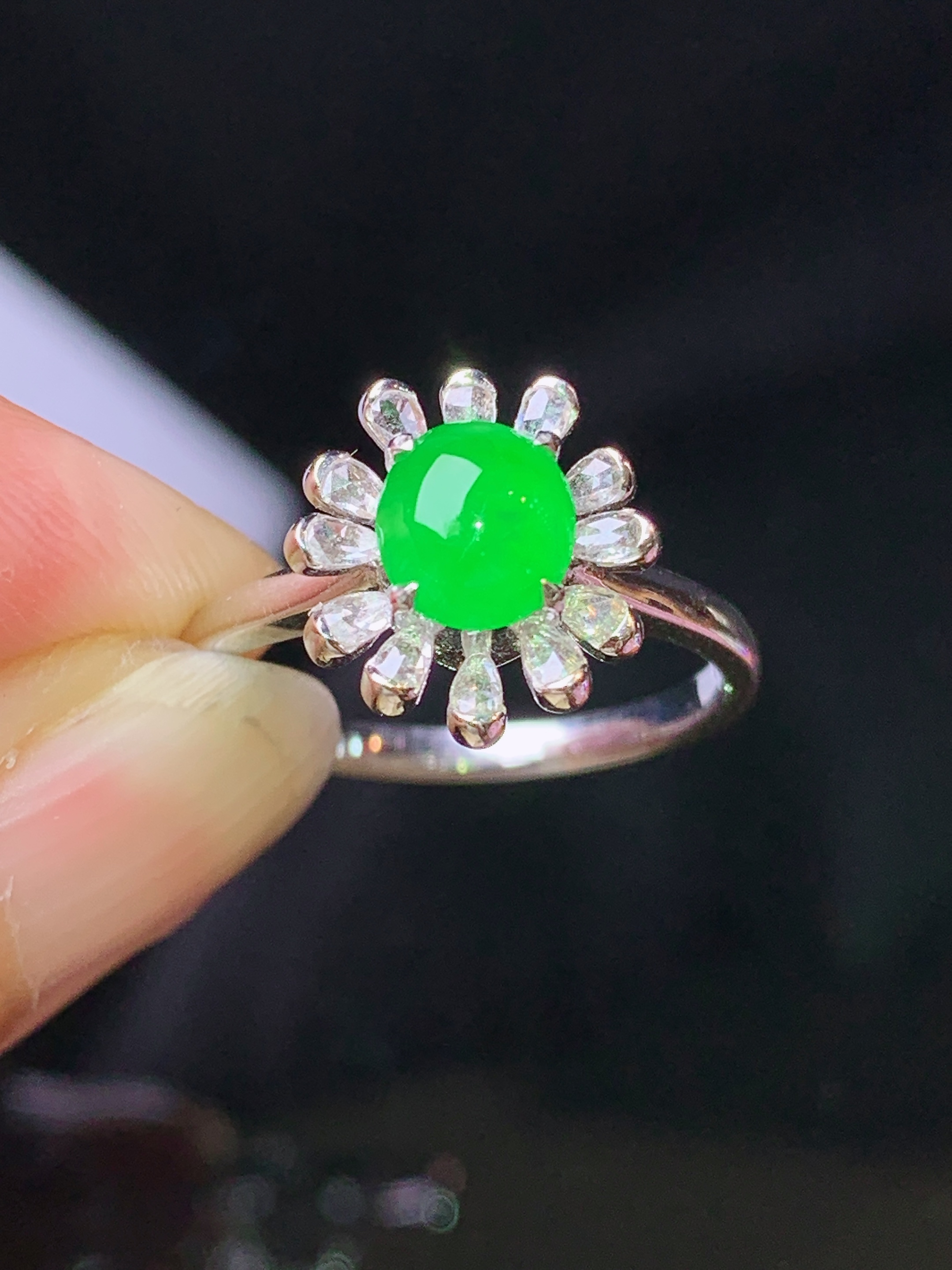 18k金钻镶嵌满绿蛋面戒指 玉质细腻 色泽艳丽清新 水润亮眼 圈口14 整体尺寸11.8*11*8j3