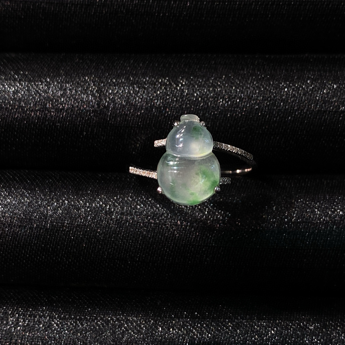 冰飘花葫芦戒指 
种水通透，绿色飘花纹理灵动
葫芦造型饱满圆润， 18K金镶嵌
尺寸如图一  实物更美～