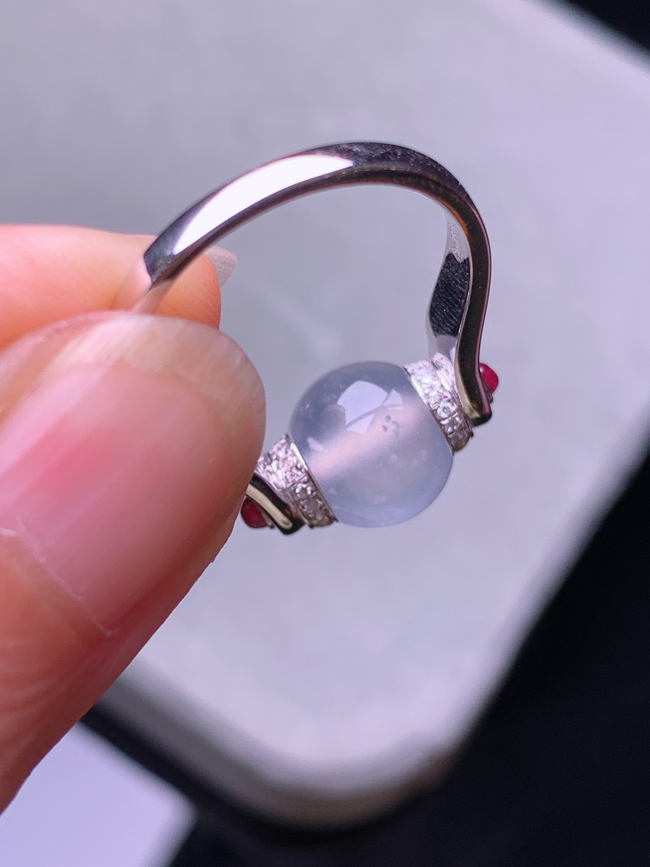 18k金钻镶嵌冰种算盘珠戒指 玉质细腻 色泽艳丽清新 水润亮眼 圈口14 裸石尺寸9.2*9.2*6.8