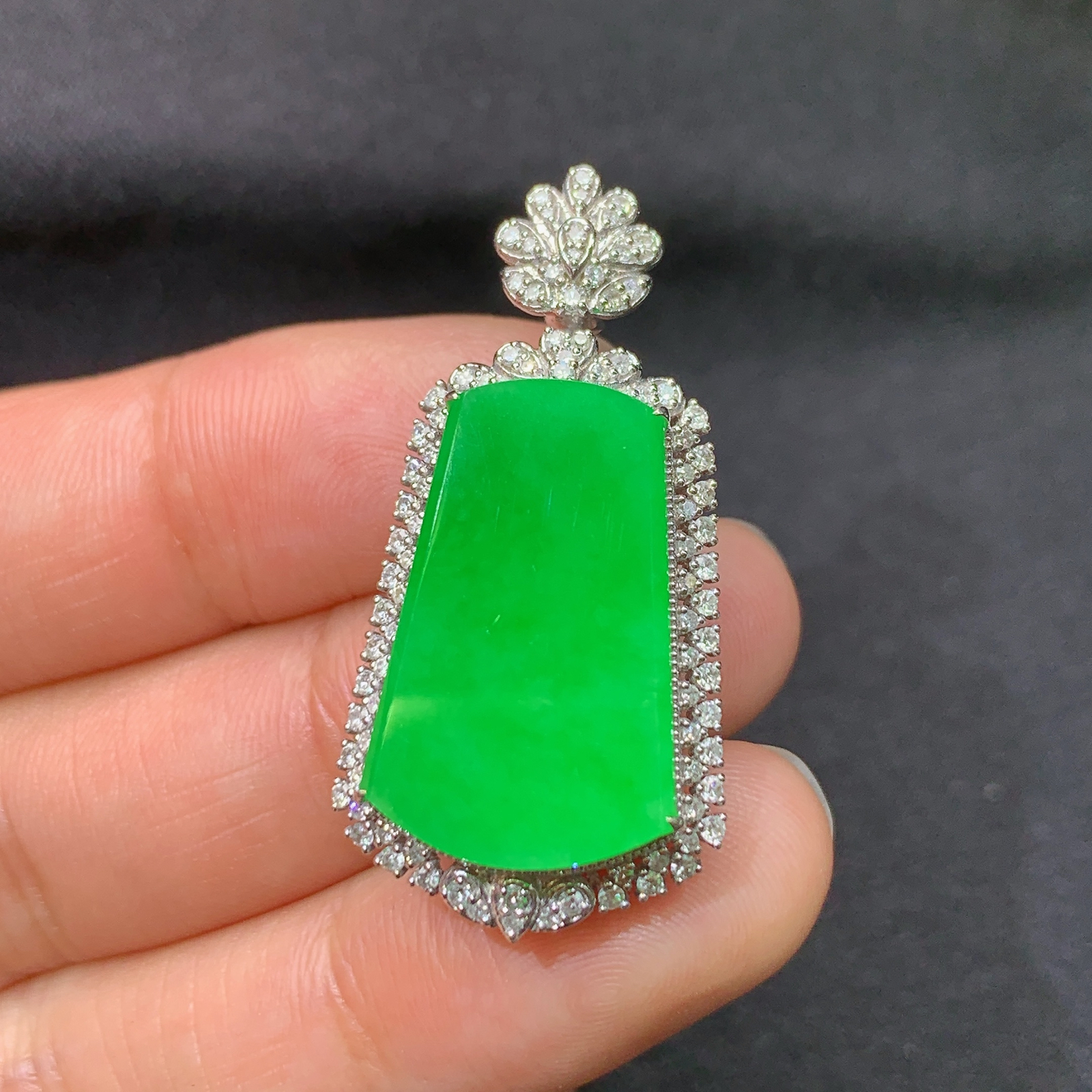 冰阳绿无事牌吊坠，18k金镶嵌，冰润色阳，种水足，Li 尺寸35.7*17.7*10.1