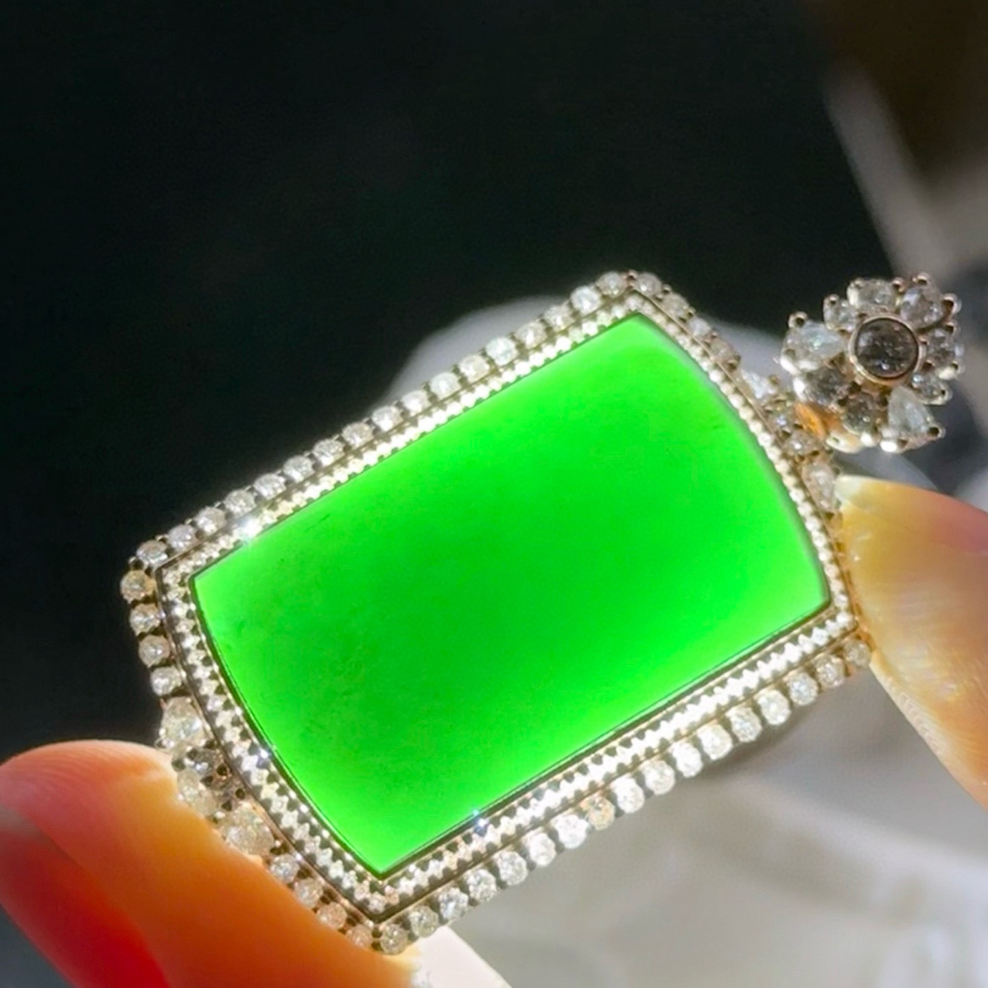 精品18k满钻豪镶墨翠马鞍吊坠 种好色正 黑度极好 打灯通透 油性十足 尺寸42.3