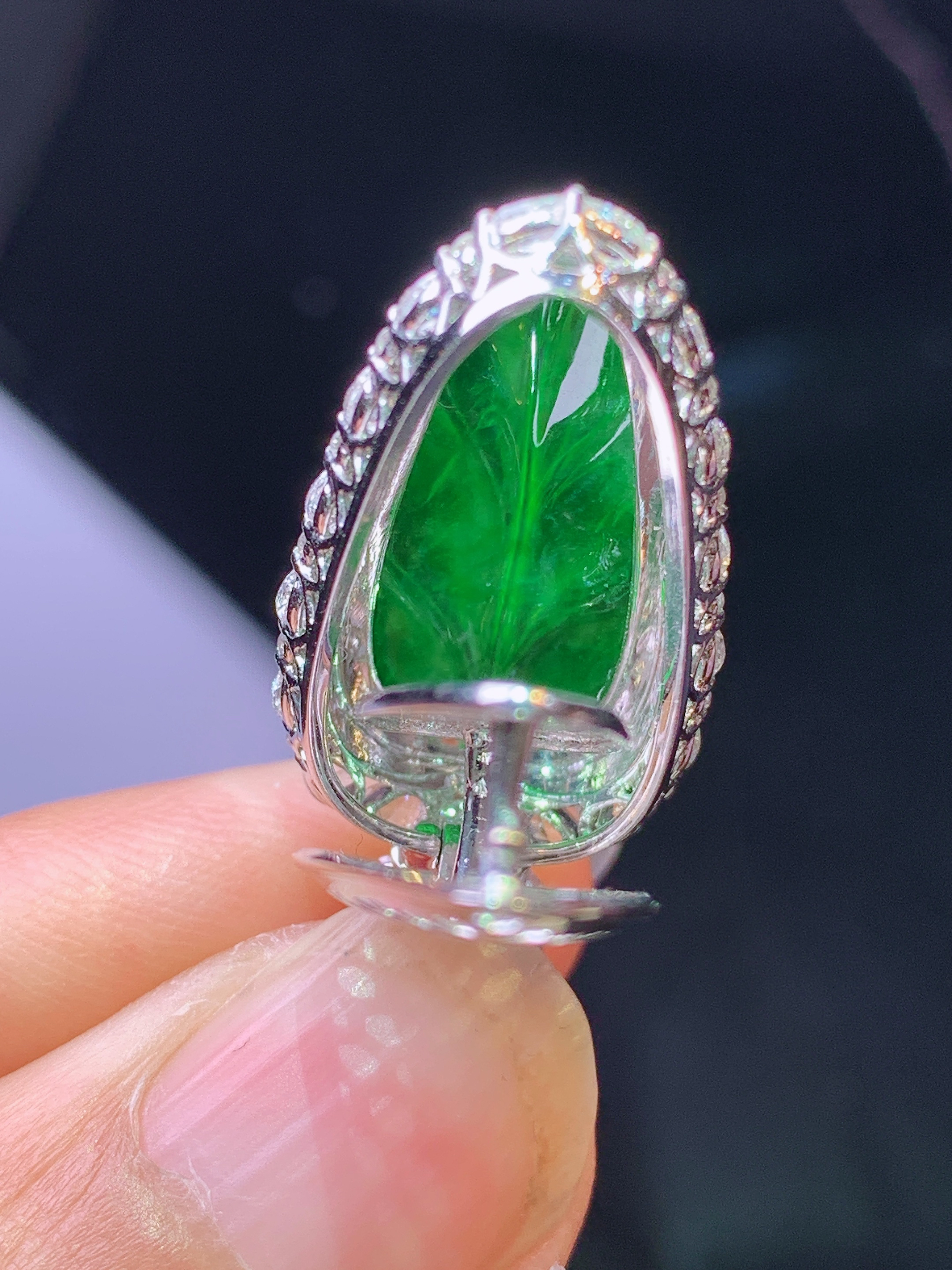 18k金钻镶嵌满绿树叶吊坠 玉质细腻 色泽艳丽清新 水润亮眼 整体尺寸31.8*14*8.5m5