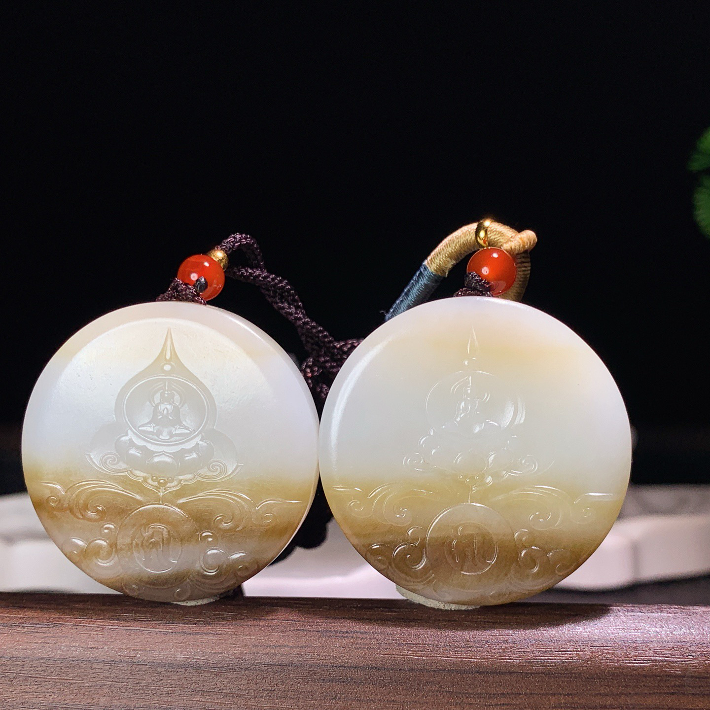 一对新疆和田玉且末糖观音佛挂件。尺寸38/9重56克 玉质细腻油润 底色纯净 脂粉好，品质好。lt260330