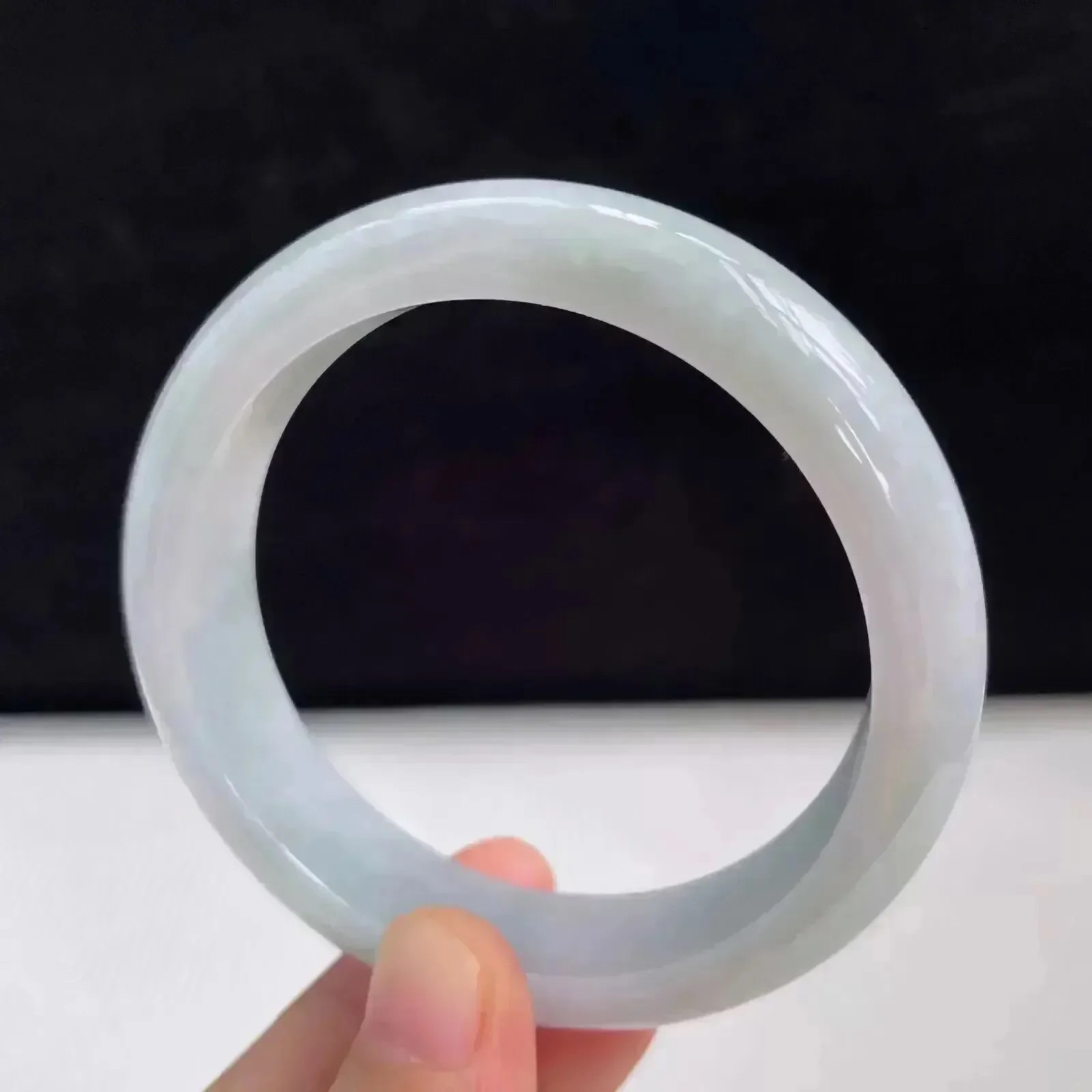 55mm自然光拍摄天然翡翠飘绿好种水正圈手镯 54.83克