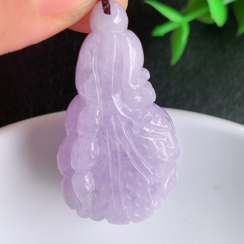 冰润紫罗兰白菜吊坠  玉质细腻，巧雕白菜，叶脉纹理细密，饱和紧密;茎叶粗壮有力，白菜”音通“百财”，“玉”通“遇”，合起来就是“遇百财”之意，寄予事业生活中财源广进，一帆风顺 W57.28  尺寸：37-21-12mm