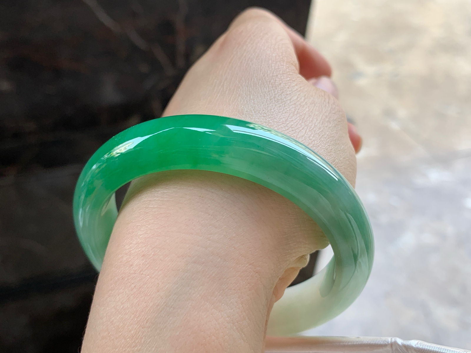 56-12.6-8.7

辣绿色手镯^_^颜色鲜艳 玉质温润