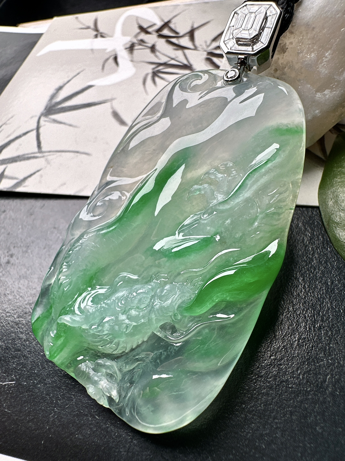 【冰种飘绿龙牌】实物冰感非常强，冰润细腻，通透感强，起胶感强，工艺雕刻很精细，18k金钻镶嵌，裸石尺寸63.1*38.8*8.7毫米