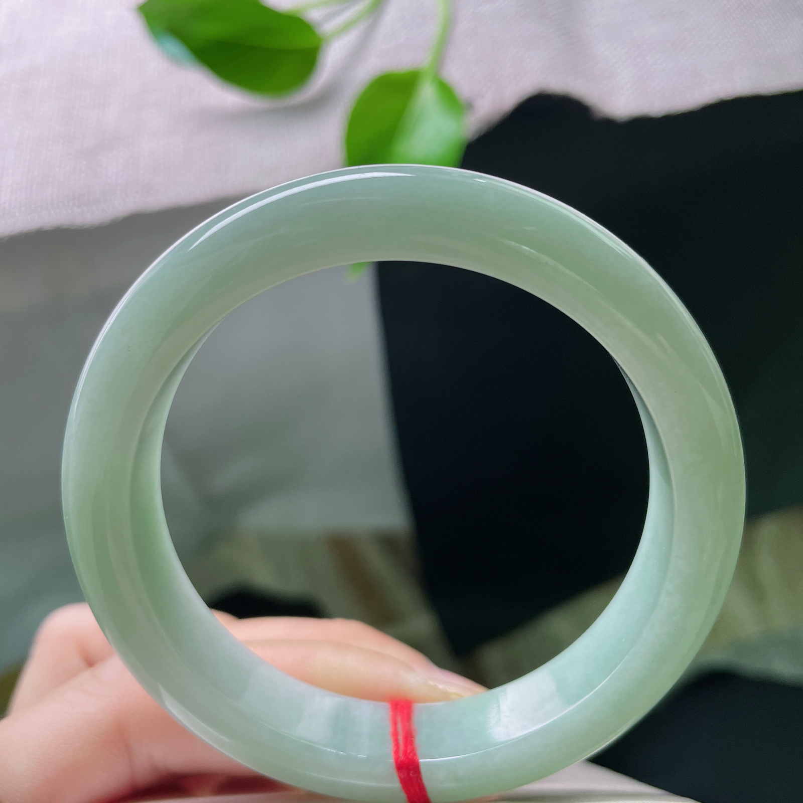 尺寸：55.8/11.7/7.9，淡绿底正圈，澄澈干净，似春日新芽，水润细腻，棉线。