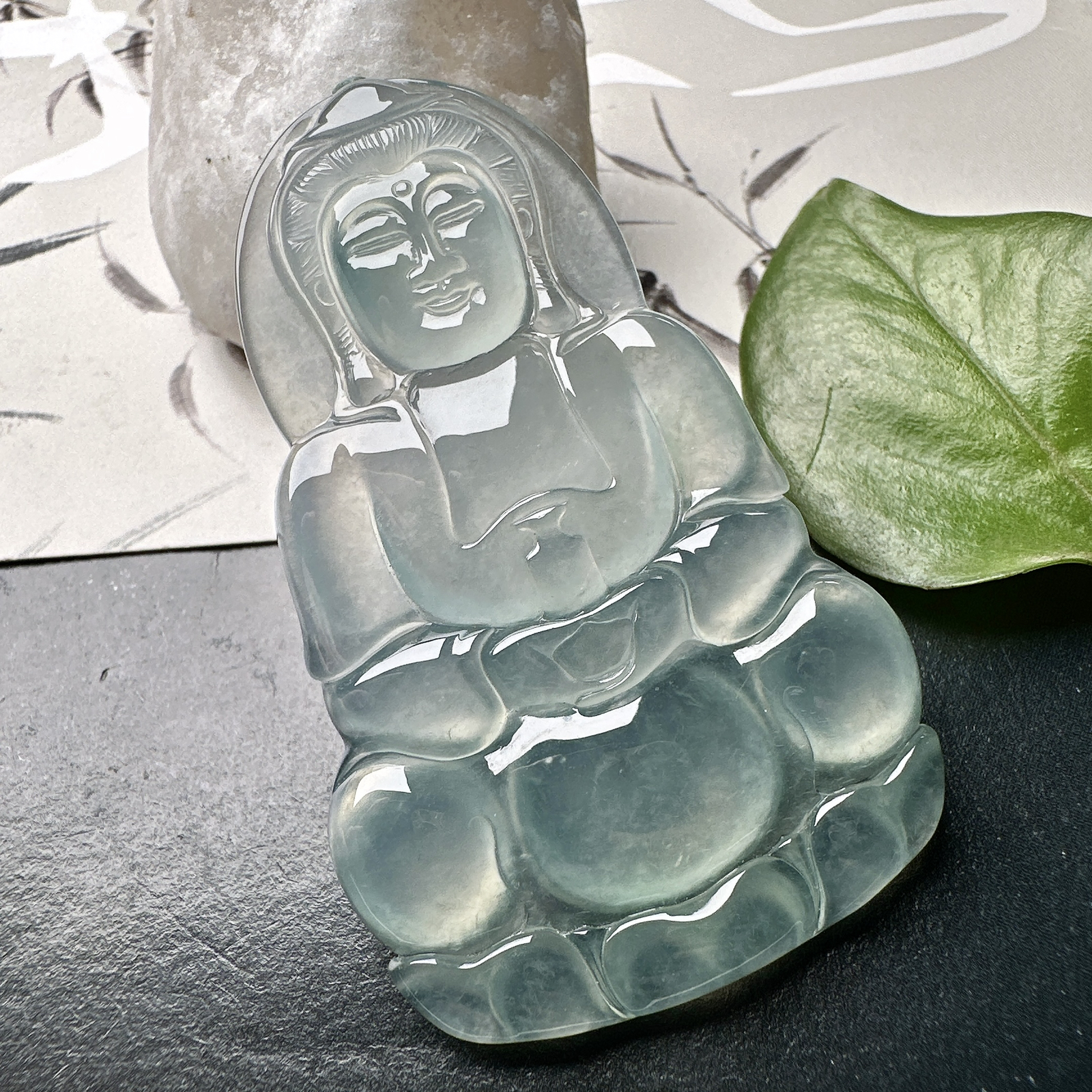 【冰种正装观音】质地细腻，通透度上佳，冰感十足，适合佩戴，收藏品质