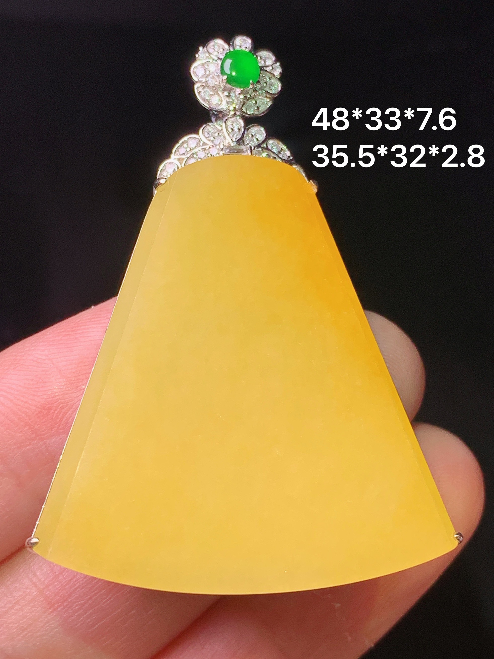 18k金钻镶嵌黄翡无事牌吊坠 玉质细腻 色泽艳丽清新 水润亮眼 整体尺寸48*33*7.6m5