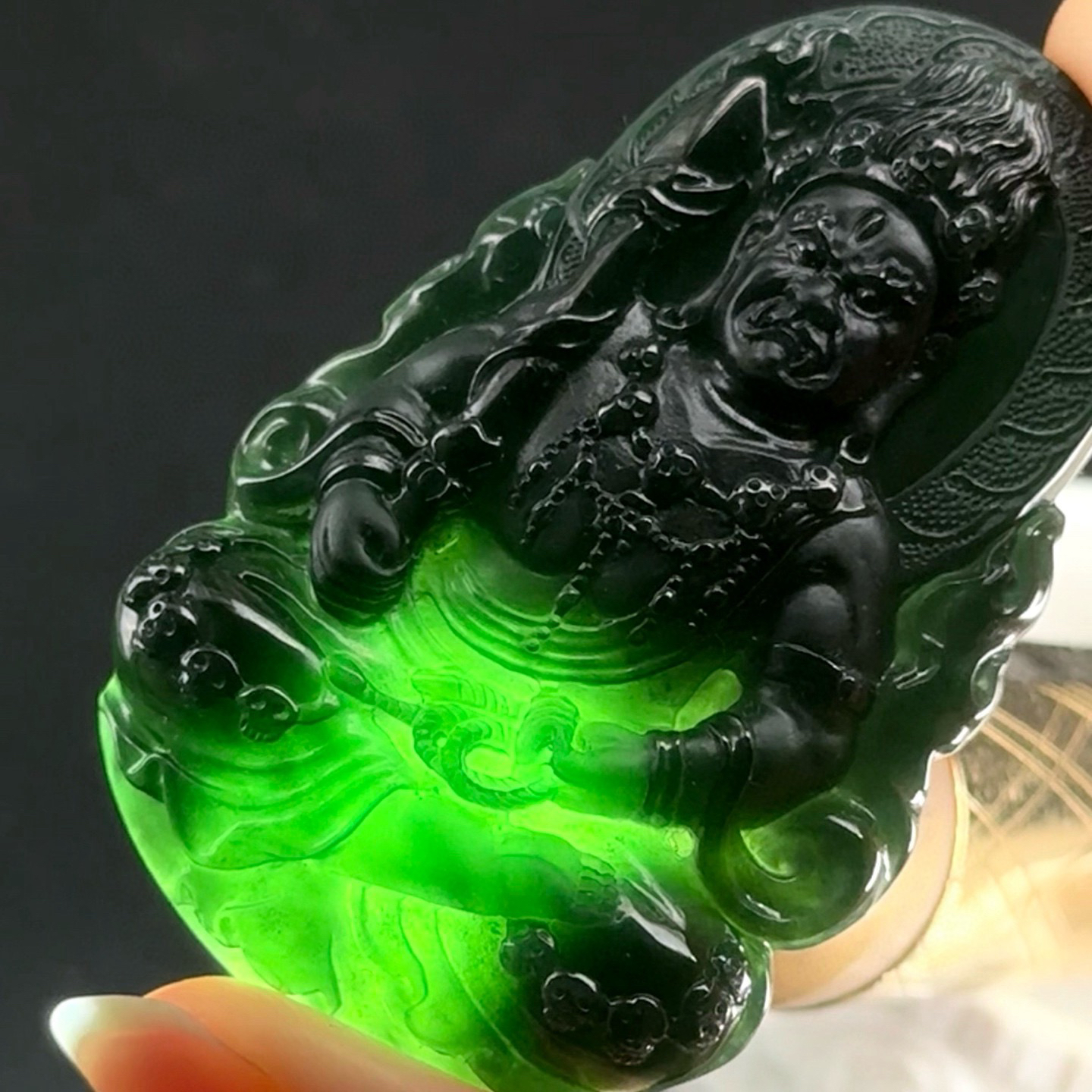 精品墨翠不动明王 种好色正 黑度好 打灯通透 油性十足 尺寸60.2