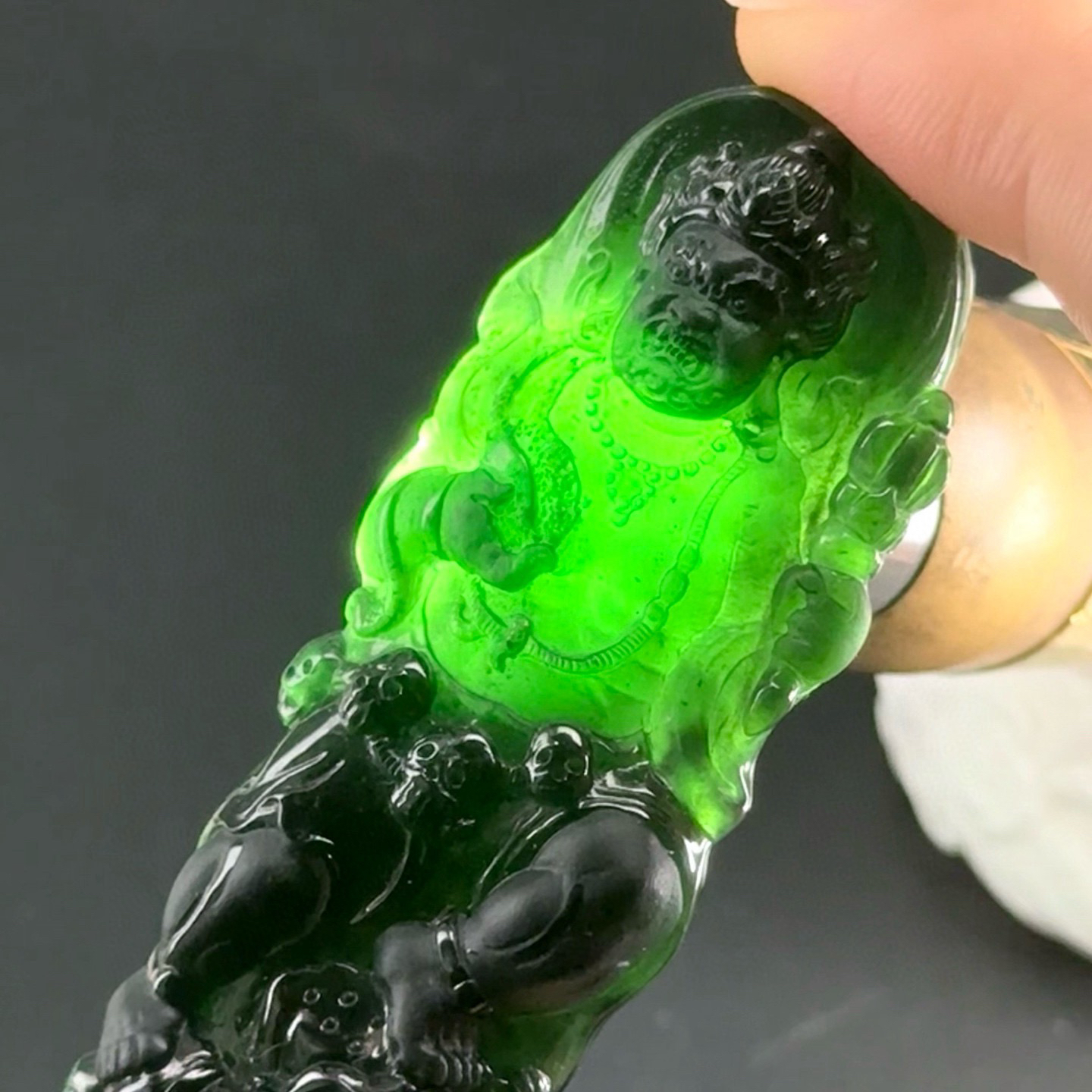 精品墨翠黑财神 种好色正 黑度好 打灯通透 油性十足 尺寸69.4