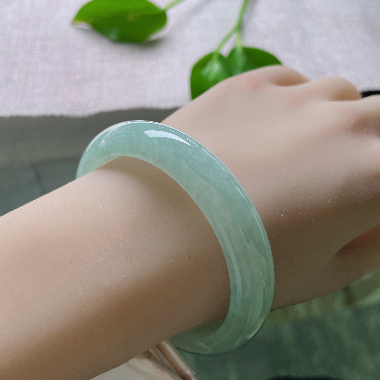 尺寸：56.6/12.3/7.6，绿底正圈，水润，种老，上手显气质，不失优雅，晶体。