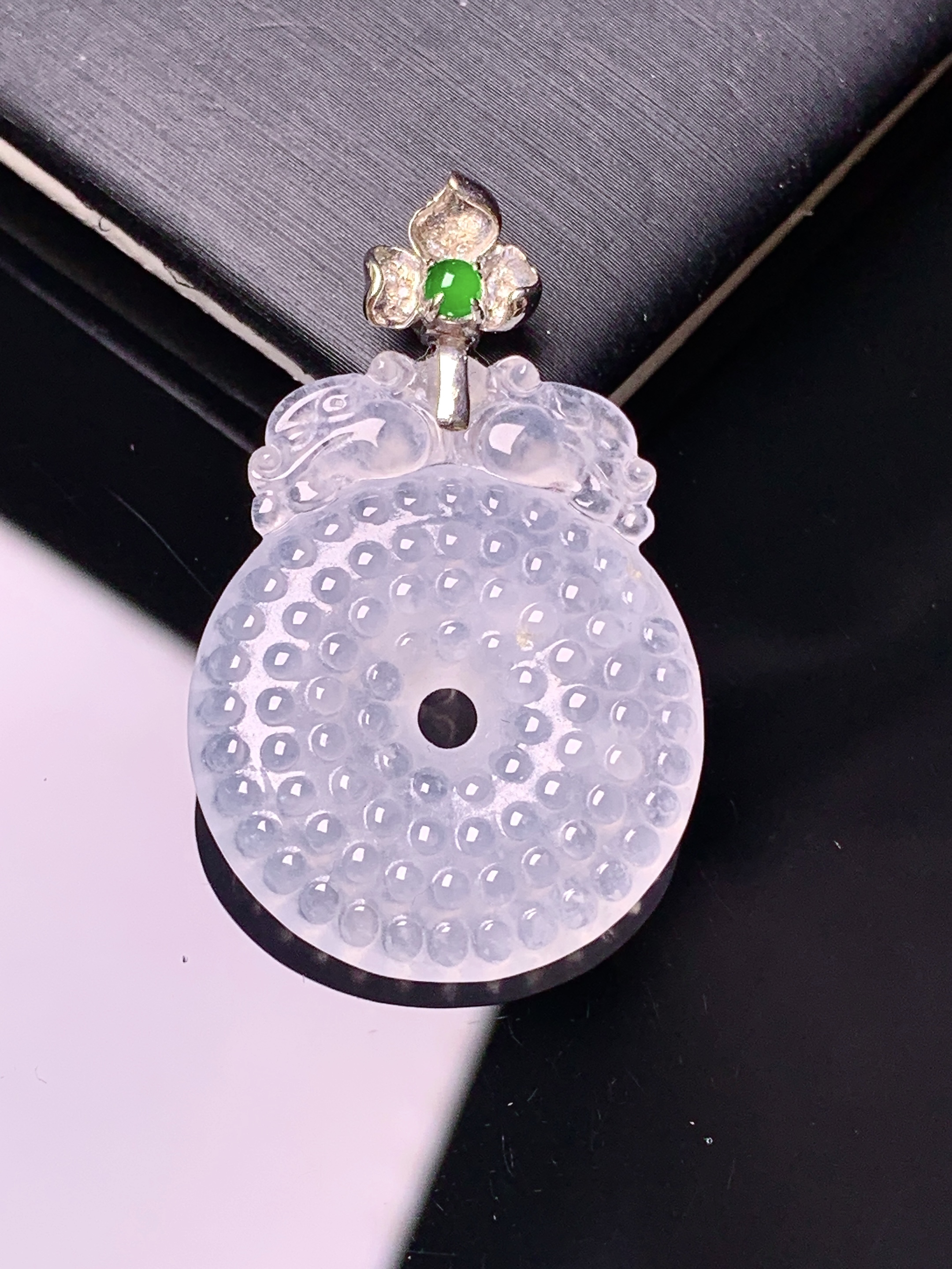 镶嵌款 冰种仿古平安扣吊坠 玉质细腻 色泽艳丽清新 水润亮眼 整体尺寸35.2*22*4.5*2x