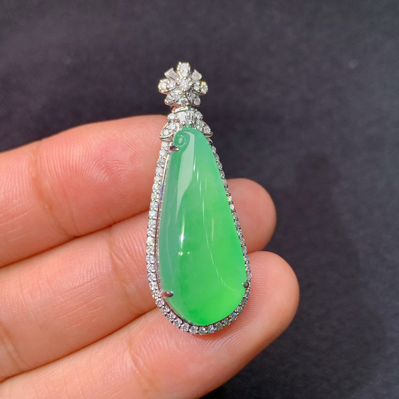 冰翠绿福瓜吊坠，18k金镶嵌，冰润色阳，玉质细腻，种水足，Xj 尺寸34.9*13.2*10.5 F