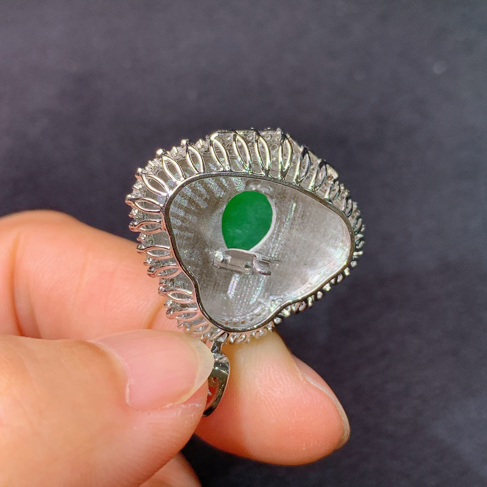 冰阳绿笑佛吊坠，18k金镶嵌，冰润色阳，品相好，种水足，Xj 尺寸29*24.9*10 F1