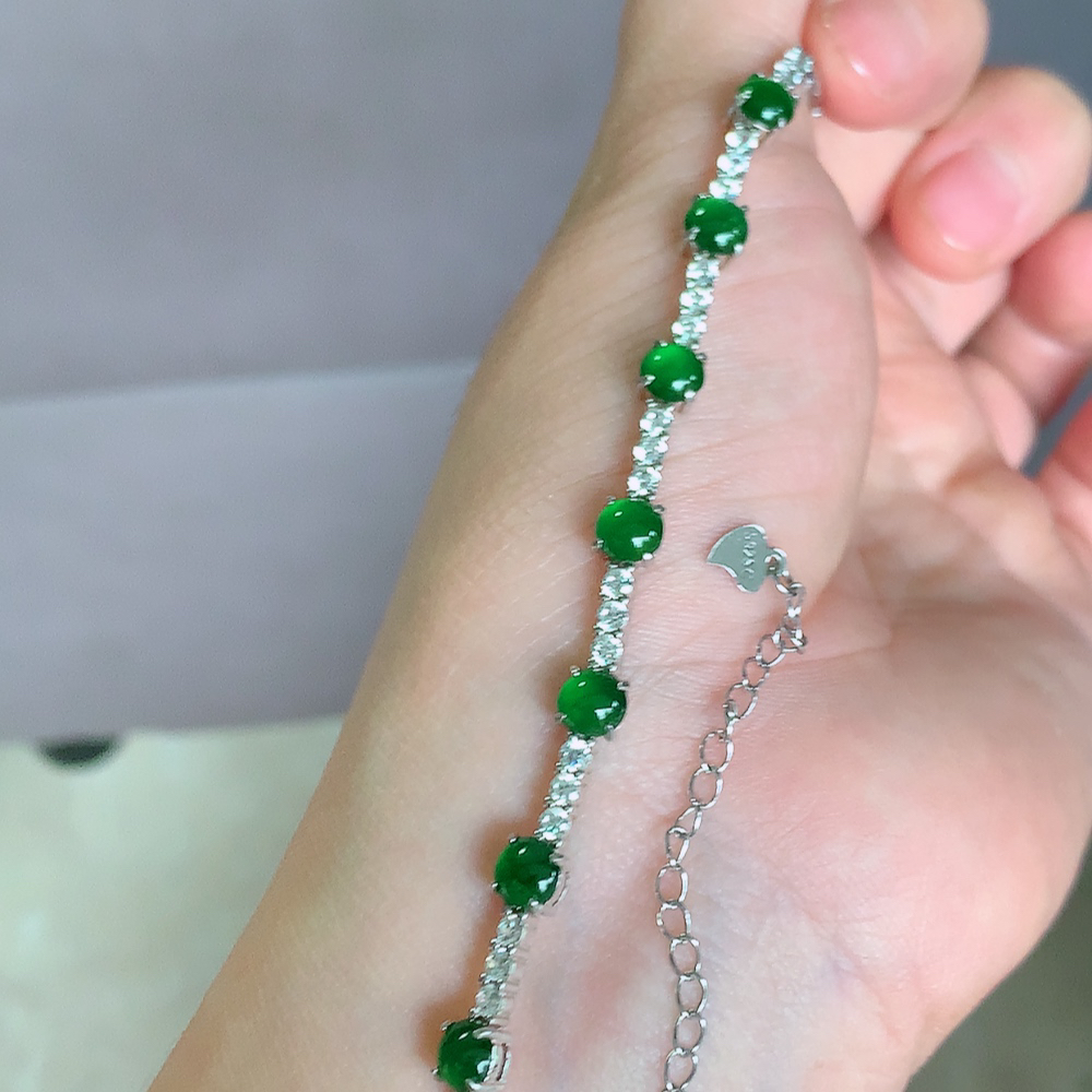 冰润满绿翡翠圆珠手链，水水润润，珠圆玉润，颜色鲜艳，妙明清净，清秀高雅，佩戴效果优雅迷人！性价比超值 W502.28  取一尺寸：5-4.8mm    裸石尺寸：5mm
