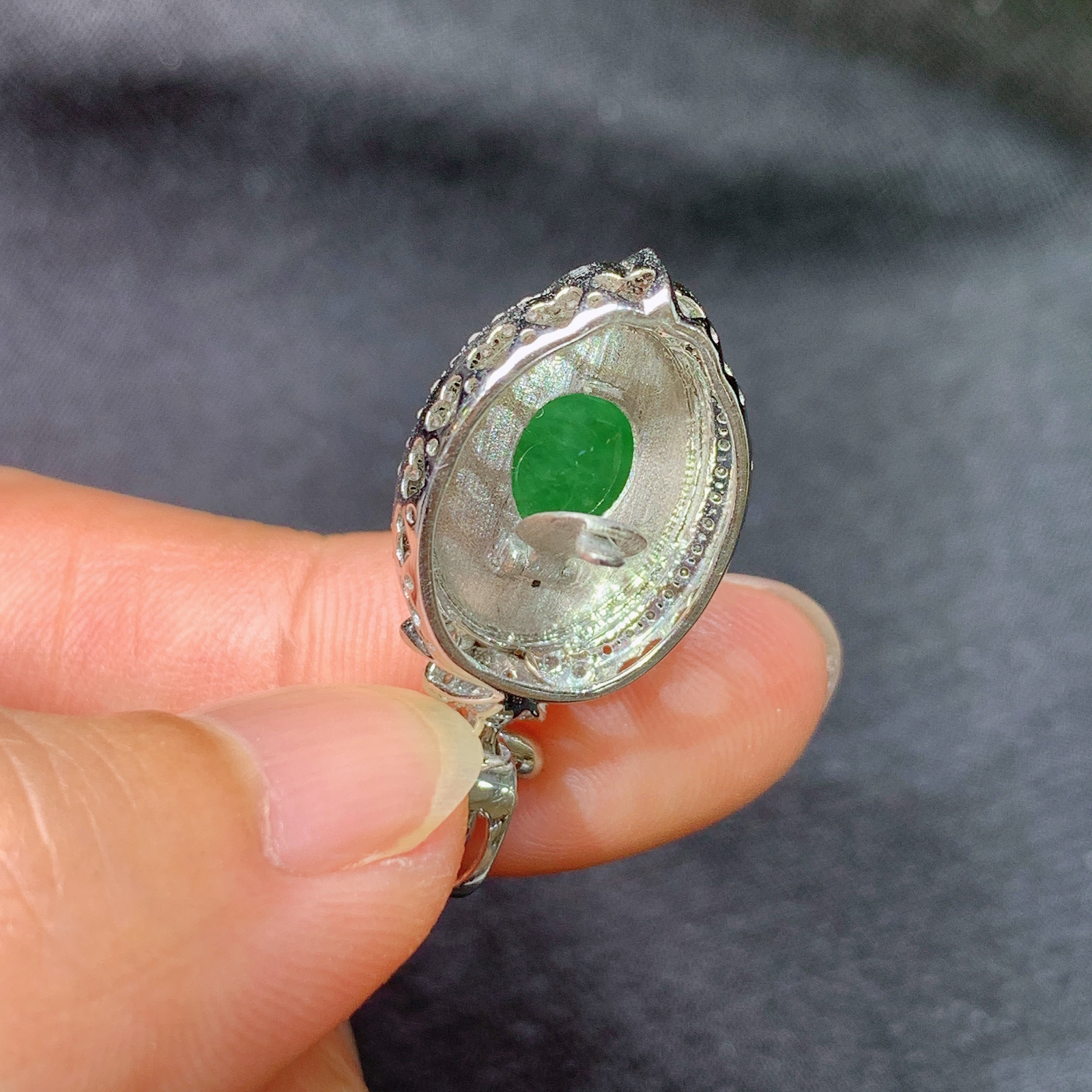 阳绿蛋面吊坠，18k金镶嵌，冰润色阳，玉质细腻，种水足，Lp 尺寸28.4*13.3*8.1