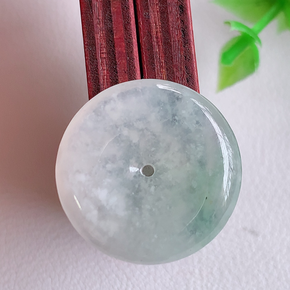 冰润飘花平安扣吊坠，厚装饱满，冰润剔透，细腻水足，种质润泽，飘花灵动，佩戴优雅大气，W01.28   尺寸：23-4.5mm