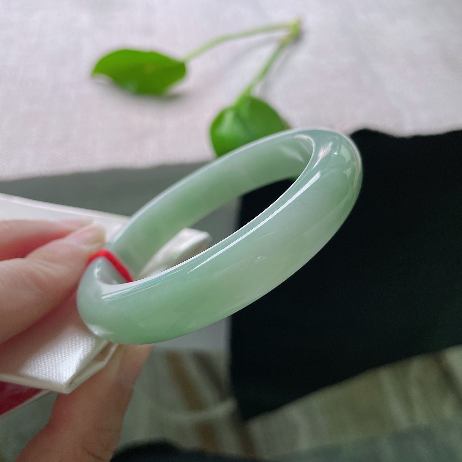 尺寸：57/12.2/8.4，绿底正圈，上手更衬出玉石的清雅光泽，尽显古典雅致之美。无纹裂