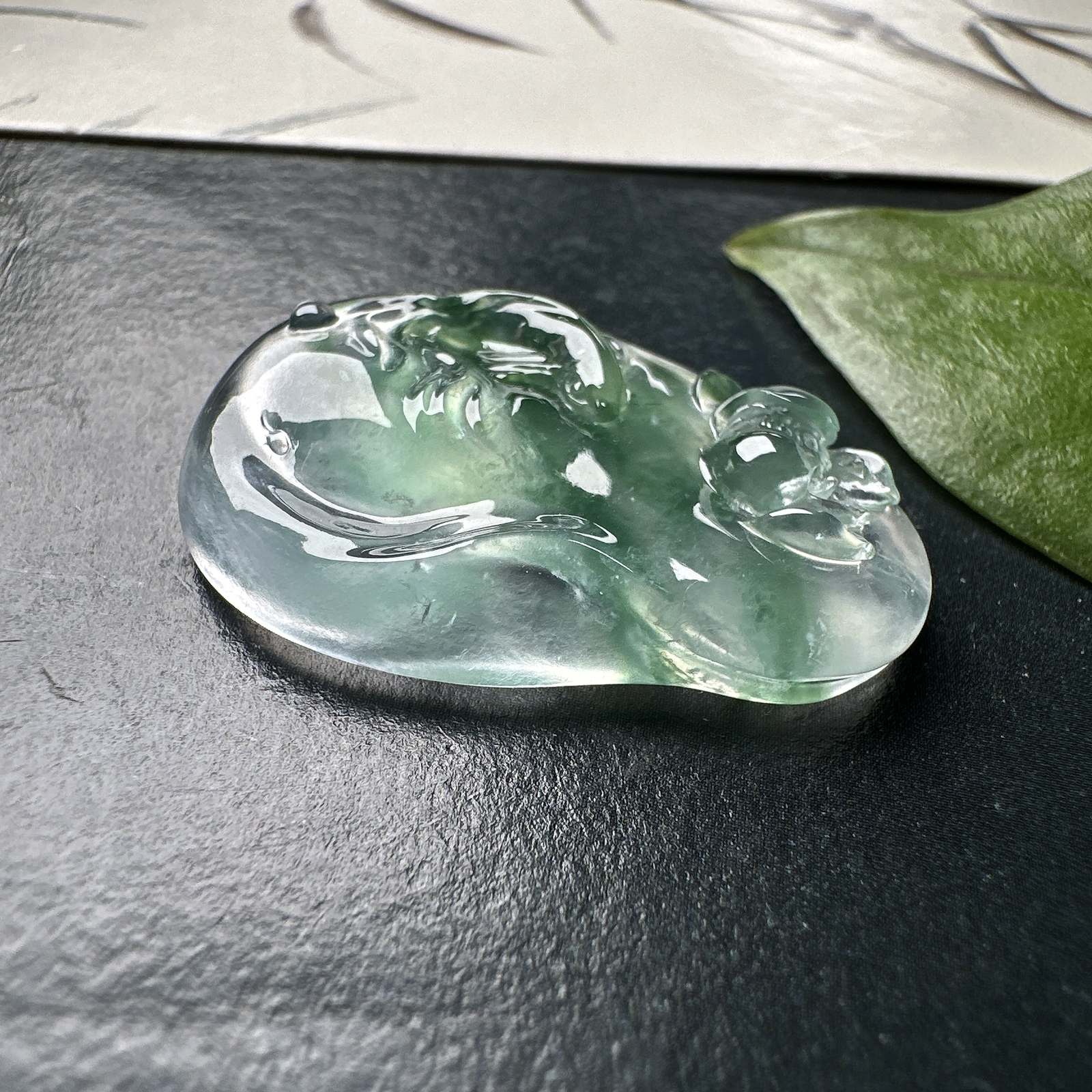 【玻璃种飘绿花鱼】年年有余，如鱼得水，力争上游。种水上乘，冰润通透，种老起强胶感强荧光，纯净清澈，冰感十足