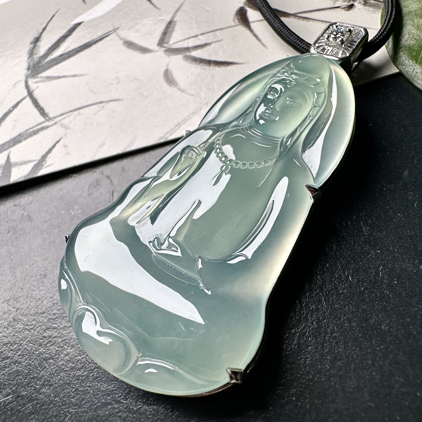 【冰种蓝底素衣观音】质地细腻，通透度上佳，冰感十足，适合佩戴，收藏品质，18k金钻镶嵌，裸石尺寸56.7*35.3*4.6毫米