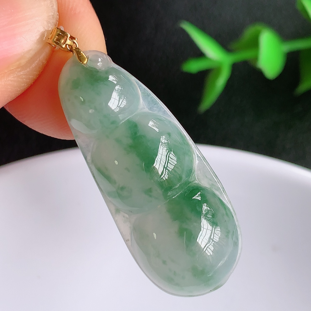 18k金扣冰润飘花福豆翡翠挂件，老种飘花  冰清玉洁  胶感十足  寓意“四季平安，福气满满”颜色鲜艳，清新自然，饱满通透   W49.28  尺寸：32.2-13.5-5.8mm