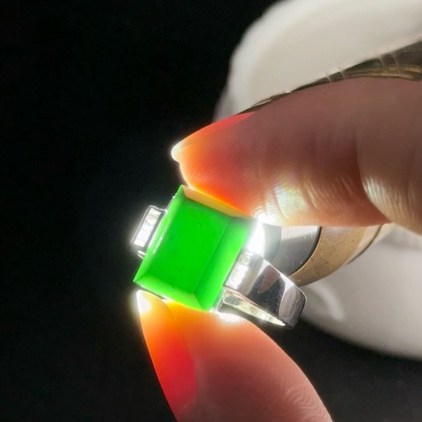 精品18k墨翠女戒 种好色正 黑度极好 打灯通透 油性十足 尺寸11.1