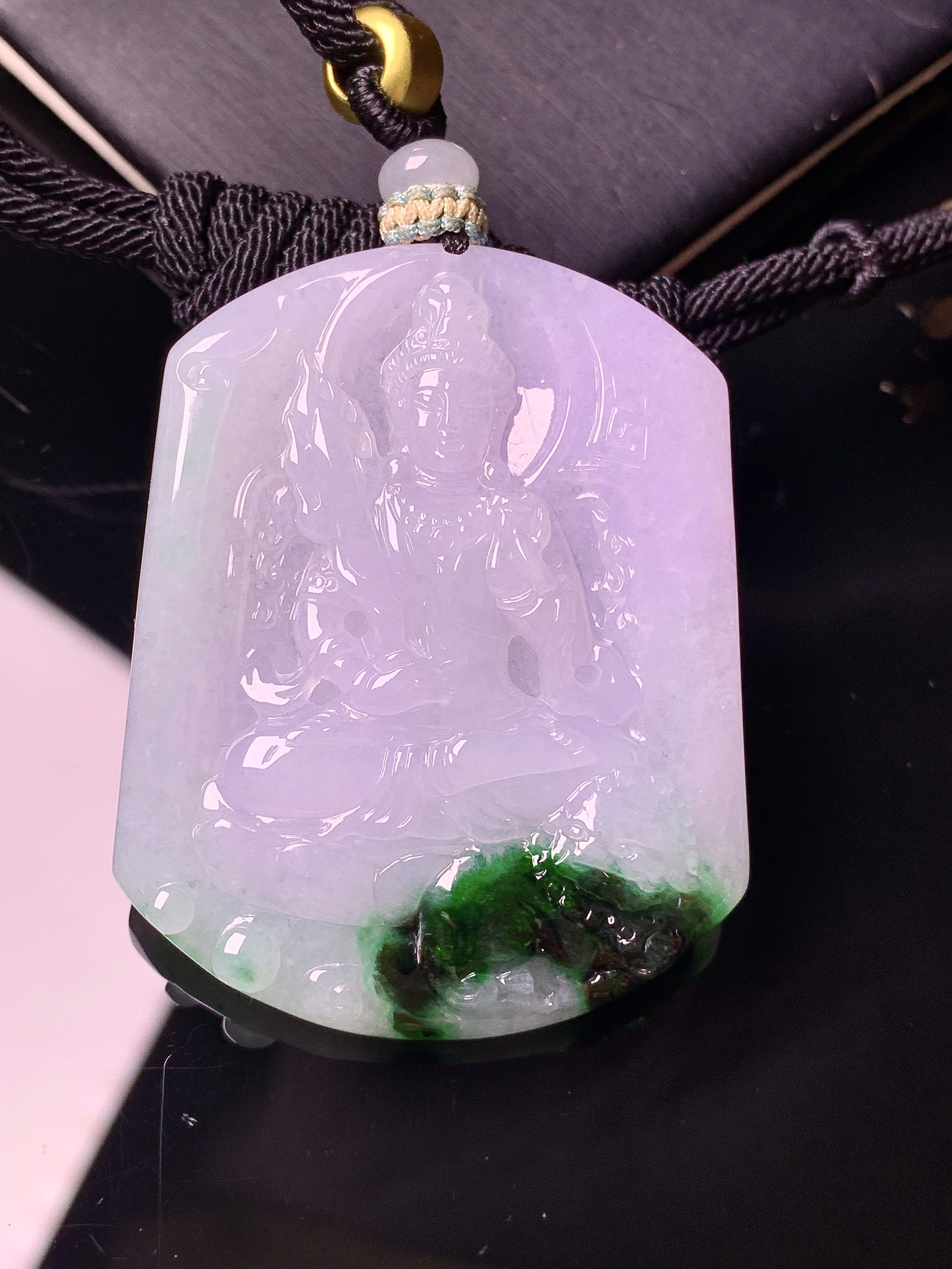 飘绿观音菩萨吊坠 玉质细腻 色泽艳丽清新 水润亮眼 整体尺寸47.2*37.5*5.6w 1