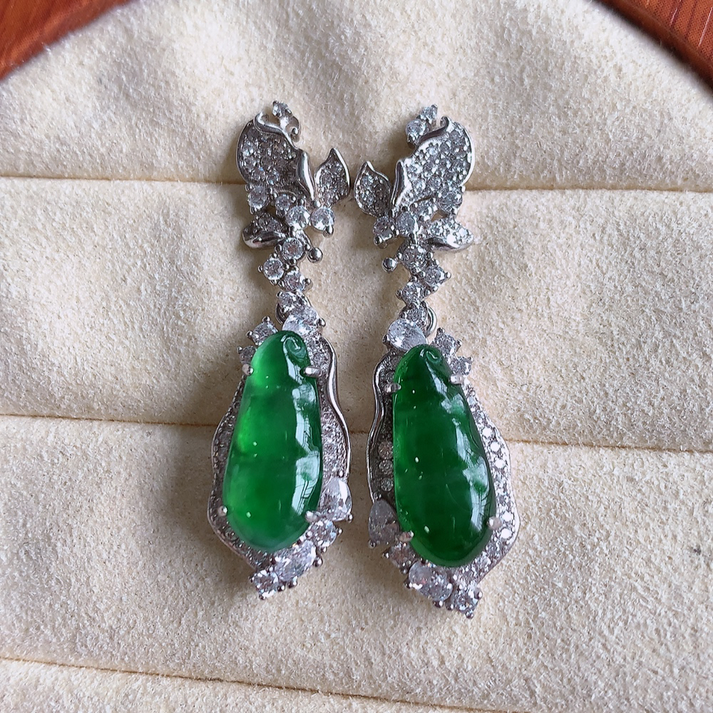 冰满绿翡翠925银镶嵌福豆耳钉，自然光实拍，翠色灵动，颜色漂亮，种老水足，品相佳，佩戴佳品！W502