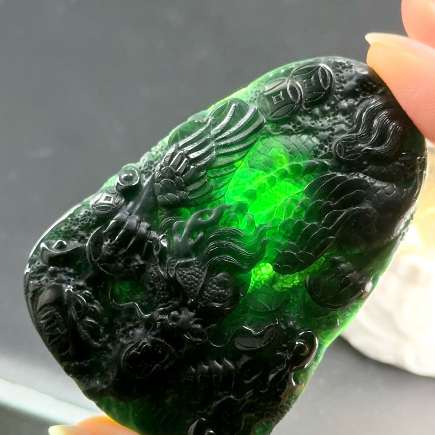 精品墨翠飞龙在天 种好色正 黑度好 打灯通透 油性十足 尺寸66