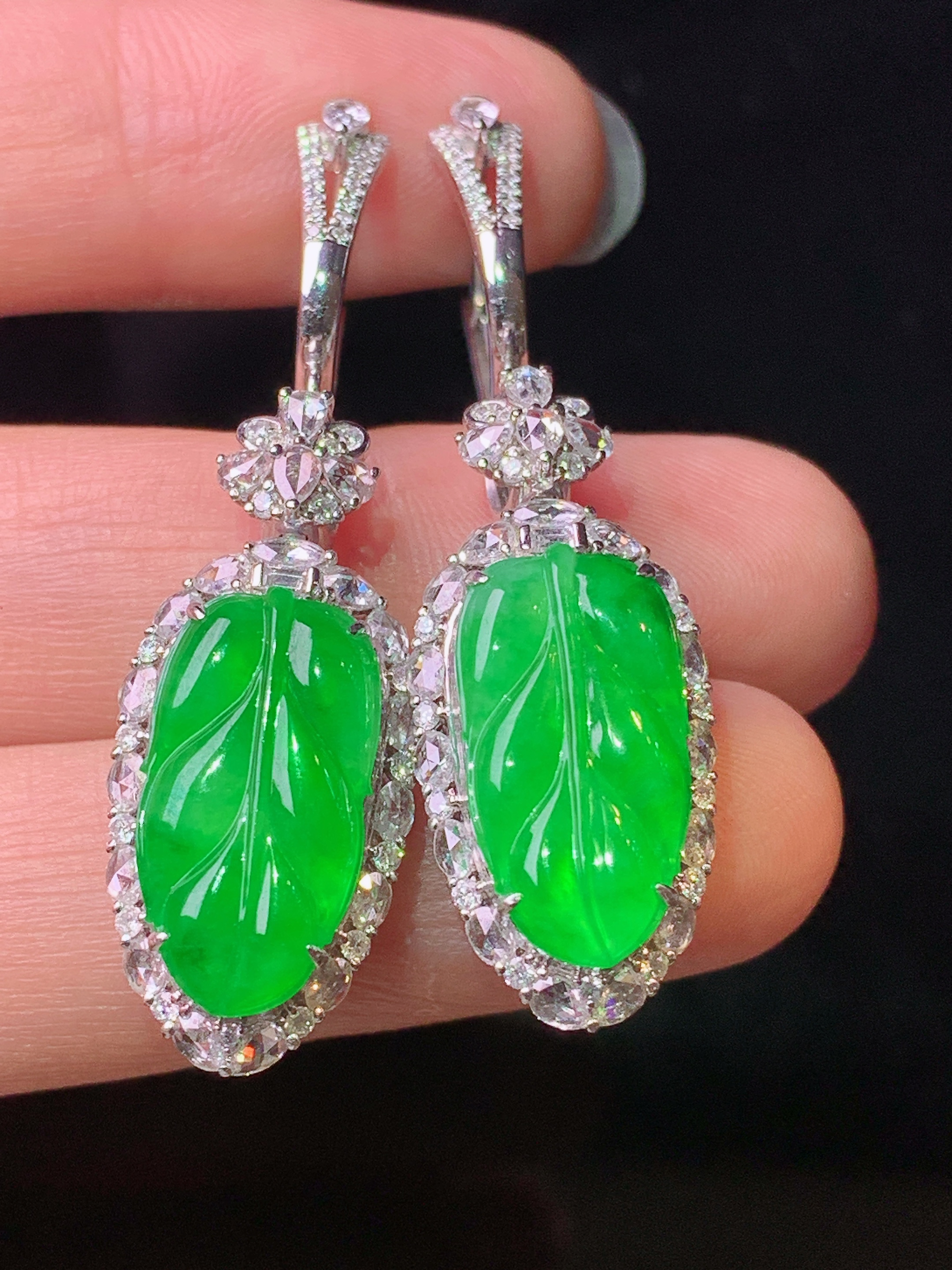 18k金钻镶嵌满绿树叶耳坠 玉质细腻 色泽艳丽清新 水润亮眼 整体尺寸45.2*12.3*8.2m5