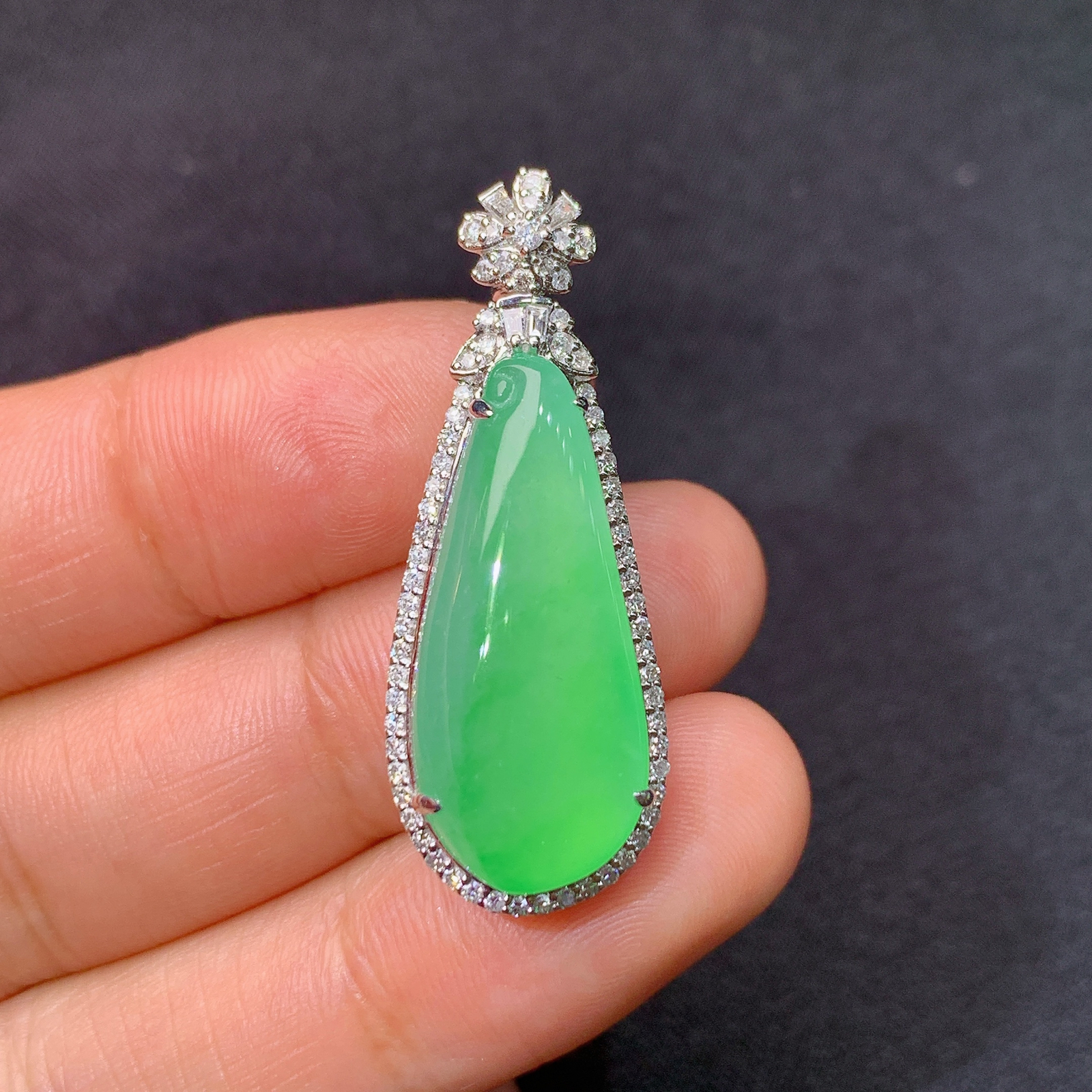 冰翠绿福瓜吊坠，18k金镶嵌，冰润色阳，玉质细腻，种水足，Xj 尺寸34.9*13.2*10.5 F