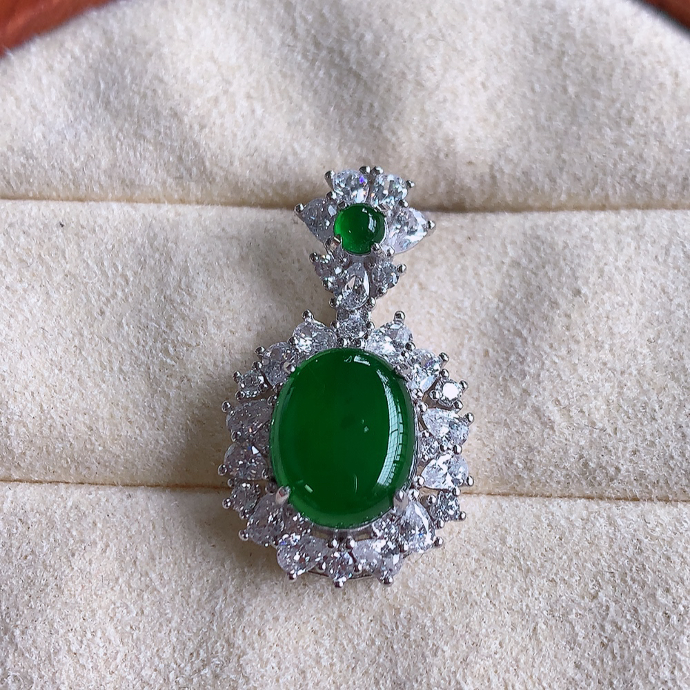 冰润飘绿蛋面翡翠吊坠，925银镶嵌 质地细腻，清秀高雅，饱满圆润  款式大方经典，颜色鲜艳，沁人心脾，高质量精品   W502.28  整体尺寸：24.8-14.5-8mm   裸石尺寸：10-8mm