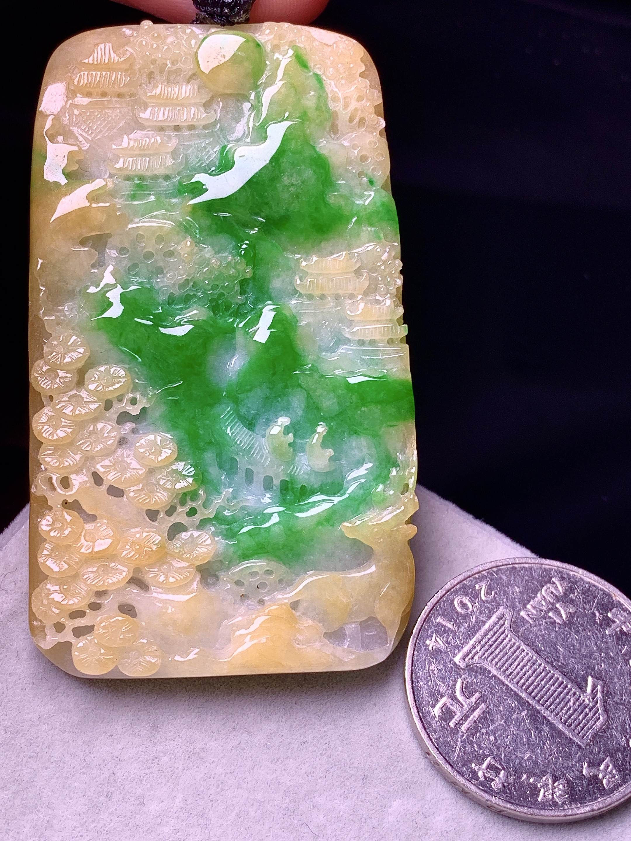 黄绿山水牌子吊坠 玉质细腻 色泽艳丽清新 水润亮眼 整体尺寸60.5*34.8*7.2w1