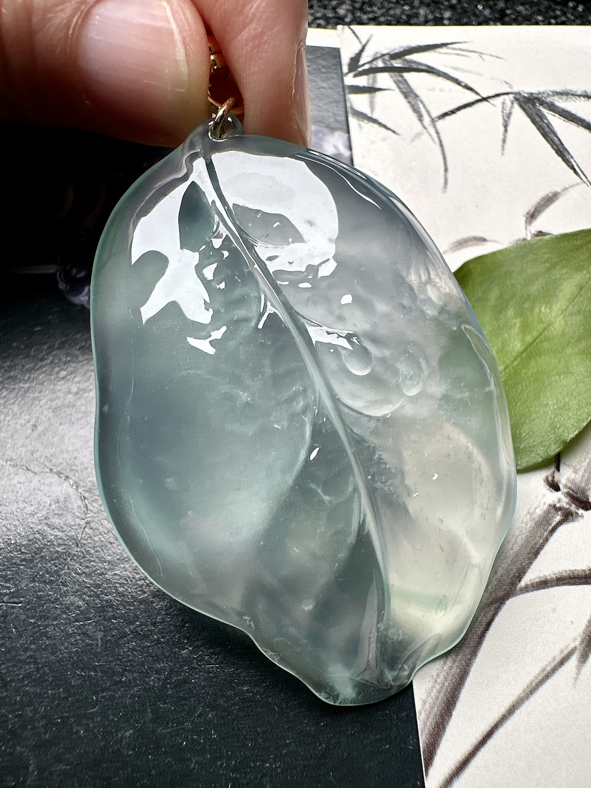 【冰种随形树叶】天空蓝老坑料，叶面饱满，种水上乘，质地致密细腻，品相上佳，冰润通透，起强荧光