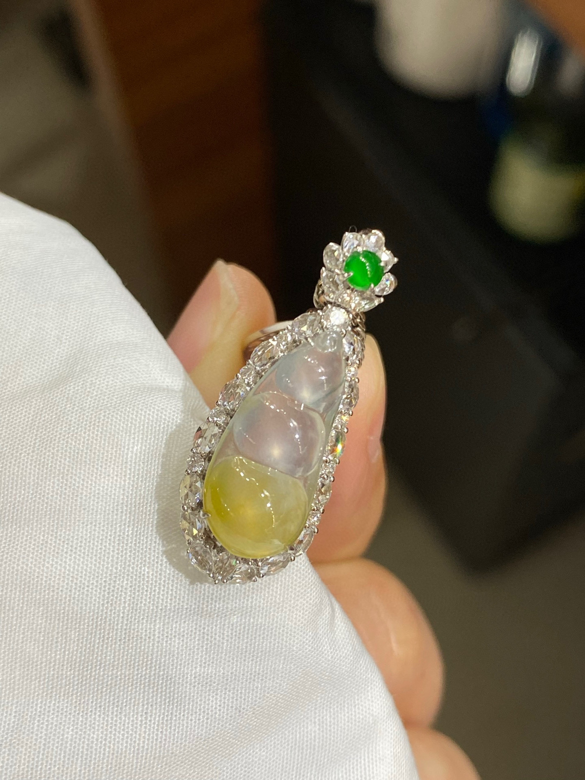 高冰 起光 黄翡 亮黄 色泽仙亮 18k

整体尺寸30.8-12-10.4