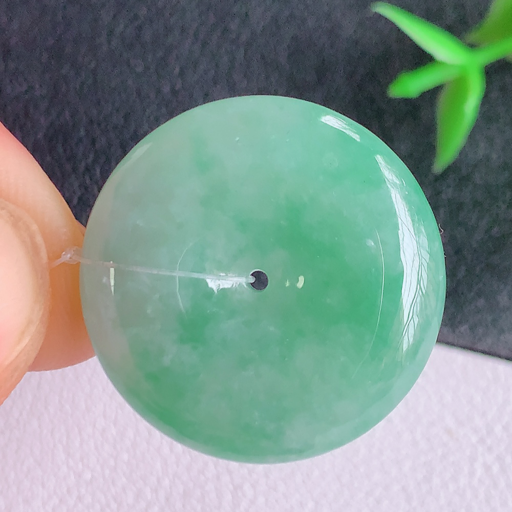 冰润满绿平安扣吊坠，厚装饱满，冰润剔透，细腻水足，种质润泽，飘花灵动，佩戴优雅大气，W49.28   尺寸：24.8-5.8mm