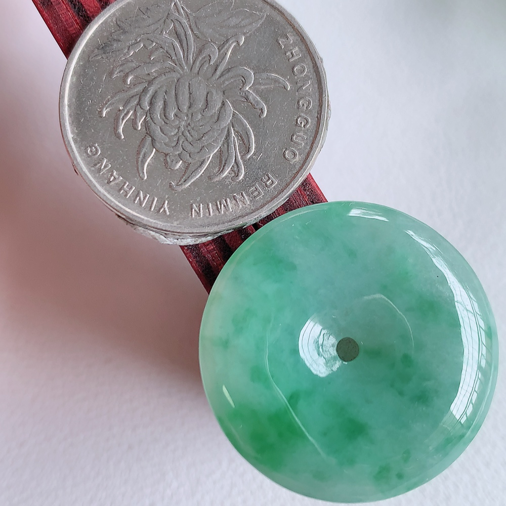 冰润飘花平安扣吊坠，厚装饱满，冰润剔透，细腻水足，种质润泽，飘花灵动，佩戴优雅大气，W57.28   尺寸：27-5.1mm