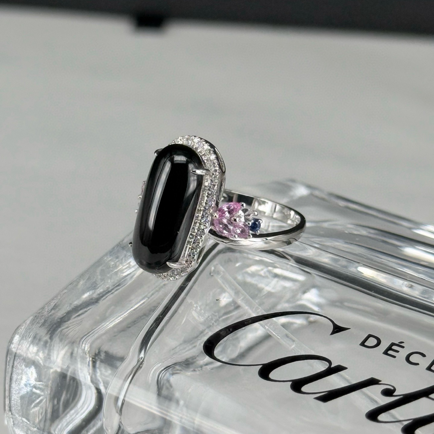 精品18k墨翠女戒 种好色正 黑度极好 打灯通透 油性十足  尺寸17.3