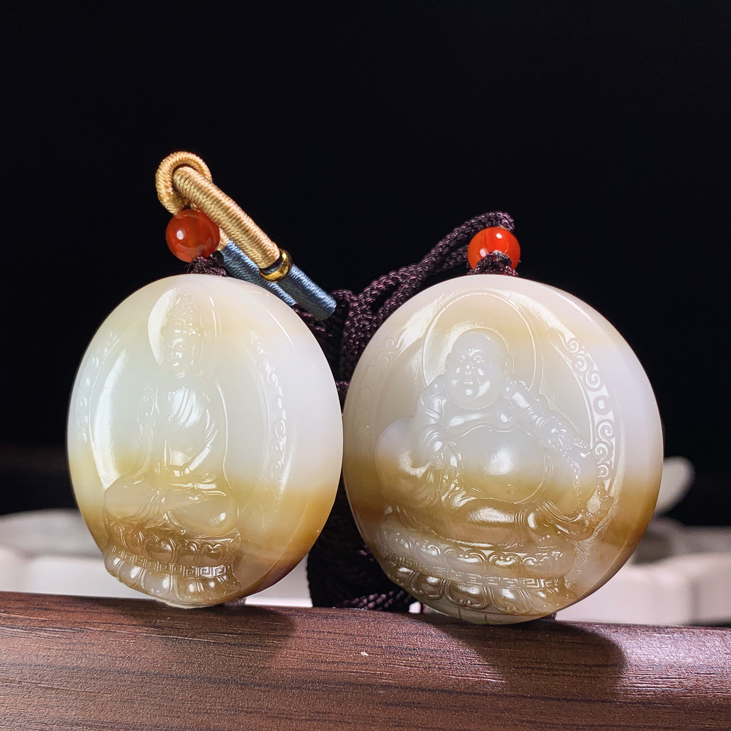 一对新疆和田玉且末糖观音佛挂件。尺寸38/9重56克 玉质细腻油润 底色纯净 脂粉好，品质好。lt2