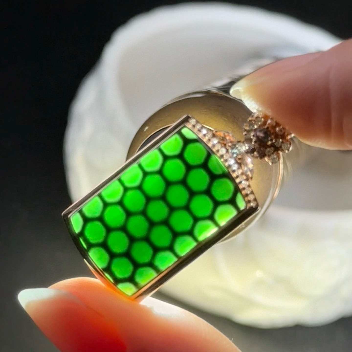 精品18k墨翠马鞍吊坠 种好色正 黑度极好 打灯通透 油性十足 尺寸30.4