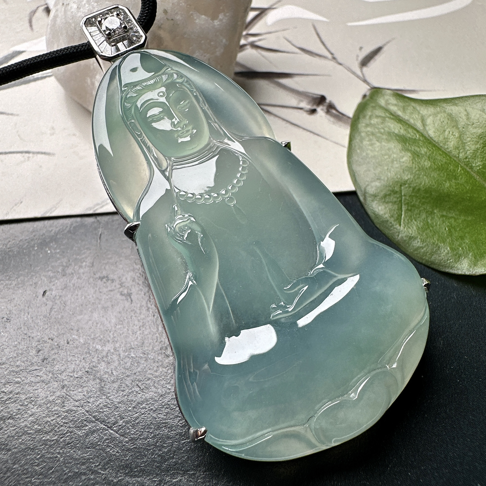 【冰种蓝底素衣观音】质地细腻，通透度上佳，冰感十足，适合佩戴，收藏品质，18k金钻镶嵌，裸石尺寸56.7*35.3*4.6毫米