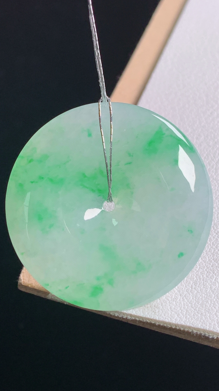 冰飘绿平安扣
色泽清新，胶感十足
尺寸:32.1-5.4mm