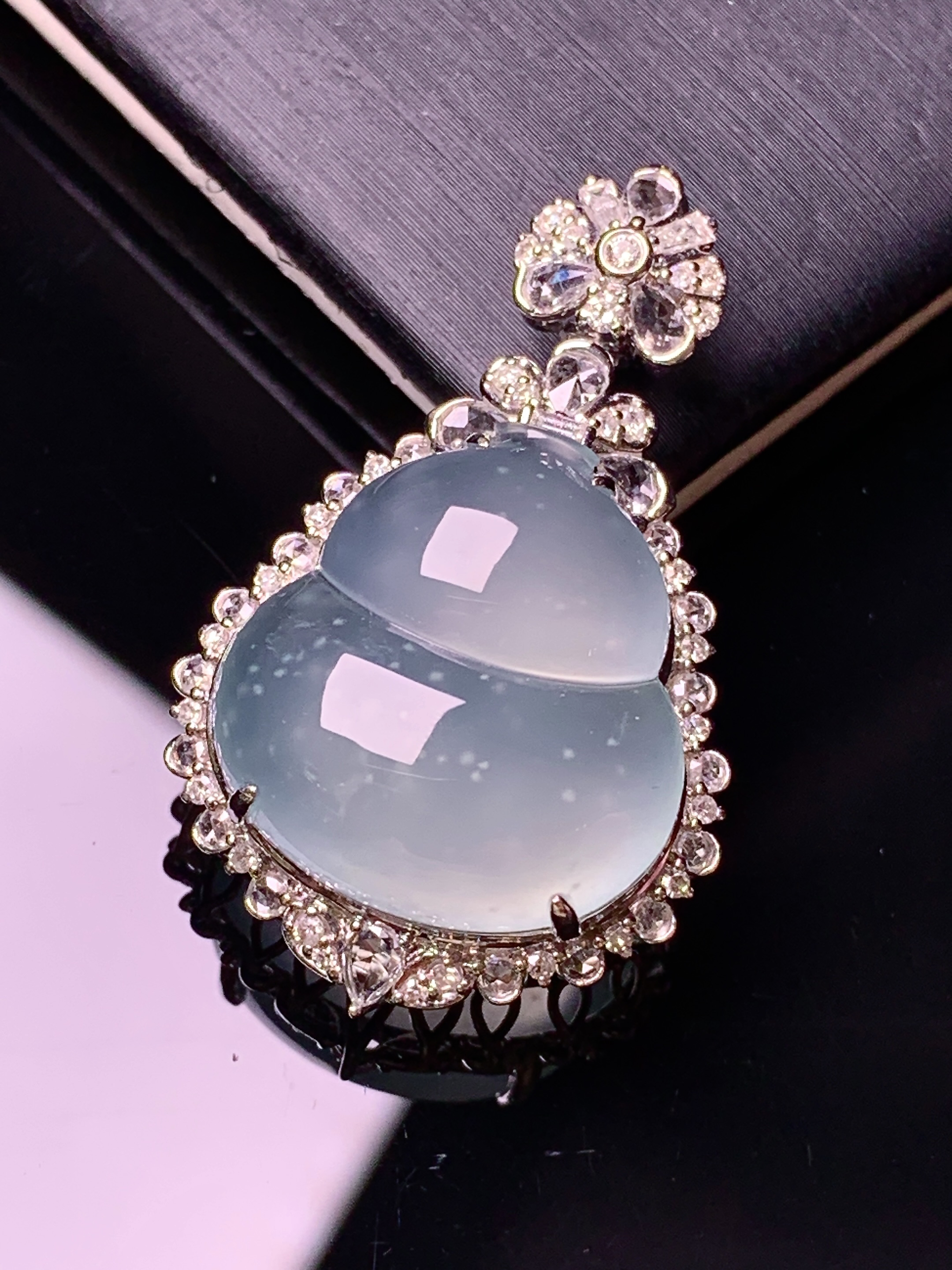 18k金钻镶嵌冰种葫芦吊坠 玉质细腻 色泽艳丽清新 水润亮眼 整体尺寸35.3*22*11.5g2