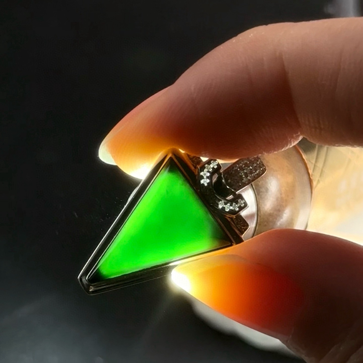 精品18k墨翠马鞍吊坠 种好色正 黑度极好 打灯通透 油性十足 尺寸25.9