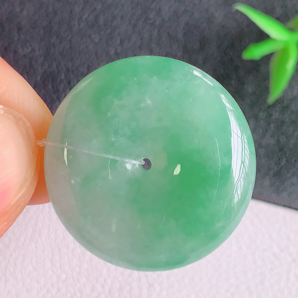 冰润满绿平安扣吊坠，厚装饱满，冰润剔透，细腻水足，种质润泽，飘花灵动，佩戴优雅大气，W49.28   尺寸：24.8-5.8mm