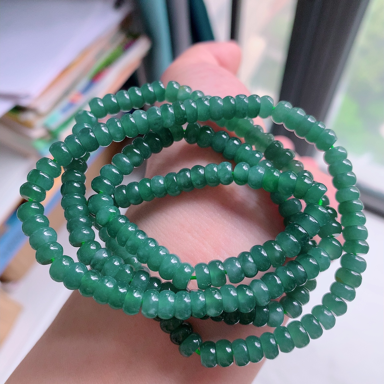 自然光实拍，冰润满色翡翠项链   翡翠珠链 玉质细腻  冰清玉润  颜色漂亮  #001.1取一尺寸6mm